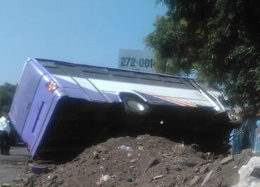 Camión de pasajeros vuelca en autopista México-Querétaro