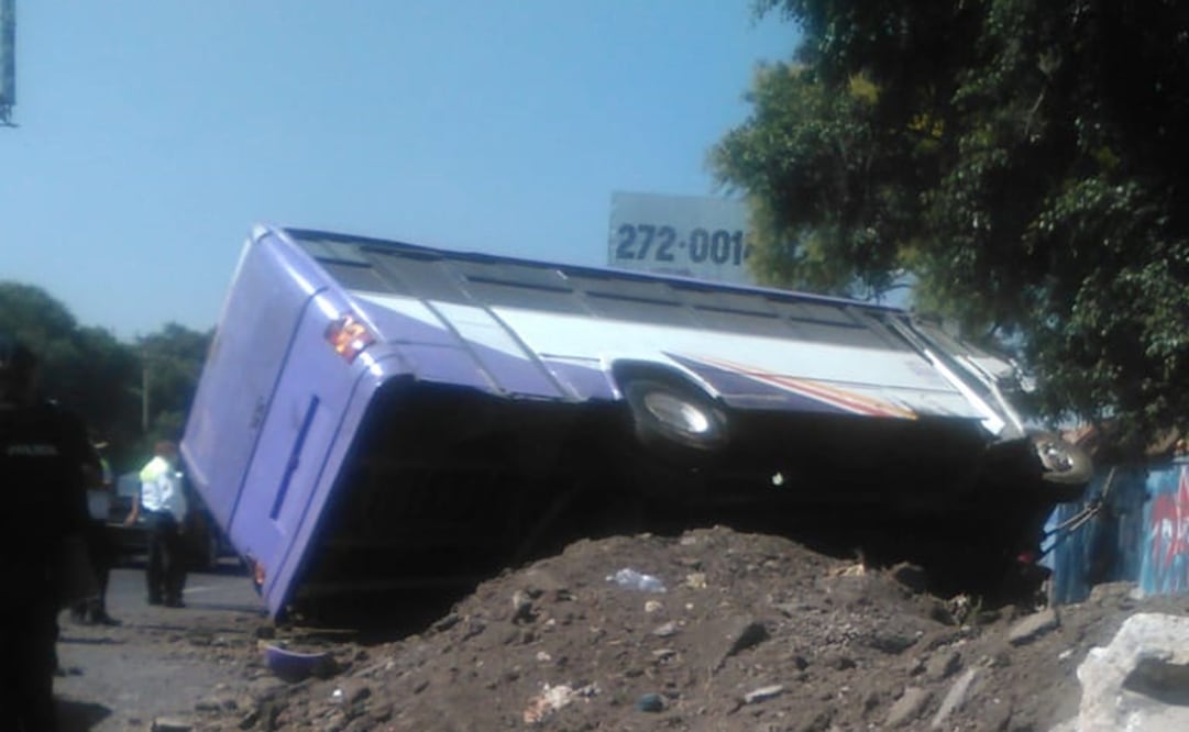 Pese a lo aparatoso de la volcadura, no hubo personas lesionadas Foto: Especial 