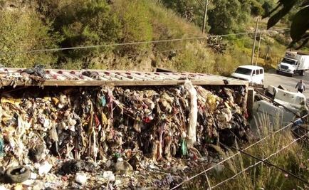 Vuelca tráiler con 30 toneladas de basura en Naucalpan