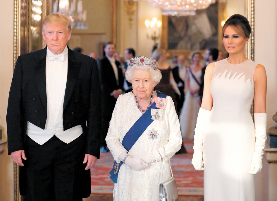 El presidente de Estados Unidos, Donald Trump; la reina británica Elizabeth II, y la esposa del republicano, Melania Trump, antes de un banquete de Estado en el salón de baile del Palacio de Buckingham, en Londres. ALASTAIR GRANT. AFP