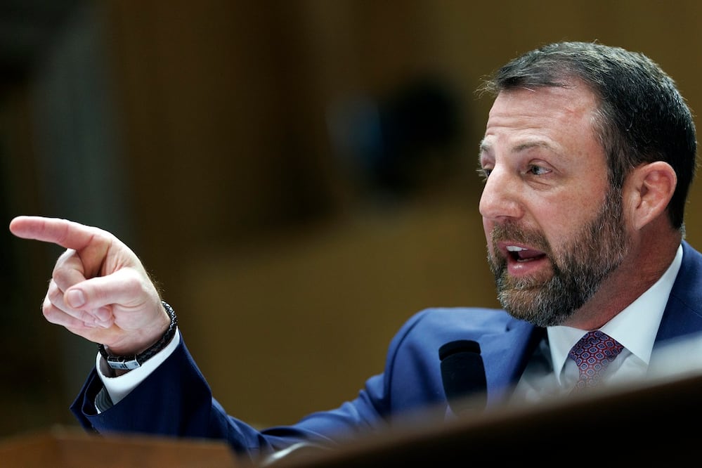 El senador Markwayne Mullin, durante una audiencia ante el Comité de Seguridad Nacional del Senado, tras ser nominado para dirigir el Departamento de Seguridad Nacional (DHS) en vez de Kristi Noem. FOTO: EFE