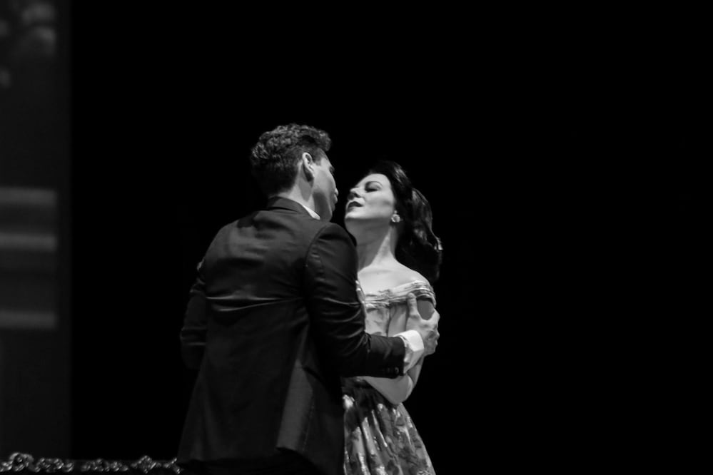 Avery Boettcher, como Violetta Valéry,
y José Simerilla, como Alfredo Germont, en La Traviata. Crédito: Facebook del Festival Internacional de Santa Lucía