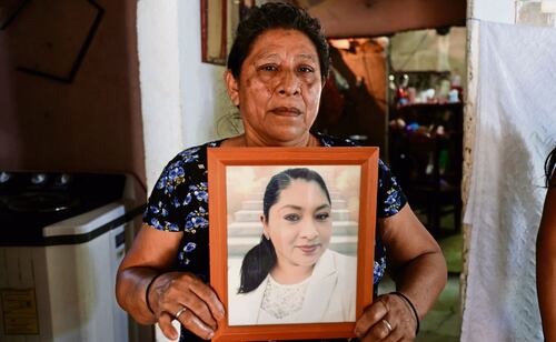 “Ha sido muy duro. Primero la enfermedad y la ausencia de su papá y ahora se me va mi consentida”, dice la madre de Diana. Foto: Valente Rosas / EL UNIVERSAL