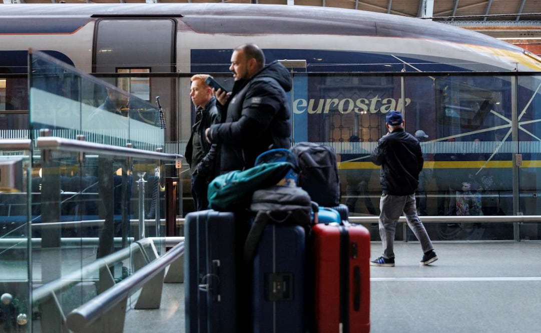 Pasajeros de Eurostar esperan la reanudación del servicio de trenes en la estación internacional de St. Pancras, Londres, Reino Unido, el 30 de diciembre de 2025. Eurostar ha cancelado todos los servicios para el resto del día tras un problema con el suministro eléctrico aéreo en el Eurotúnel y recomienda a todos sus pasajeros que pospongan su viaje. Foto: EFE
