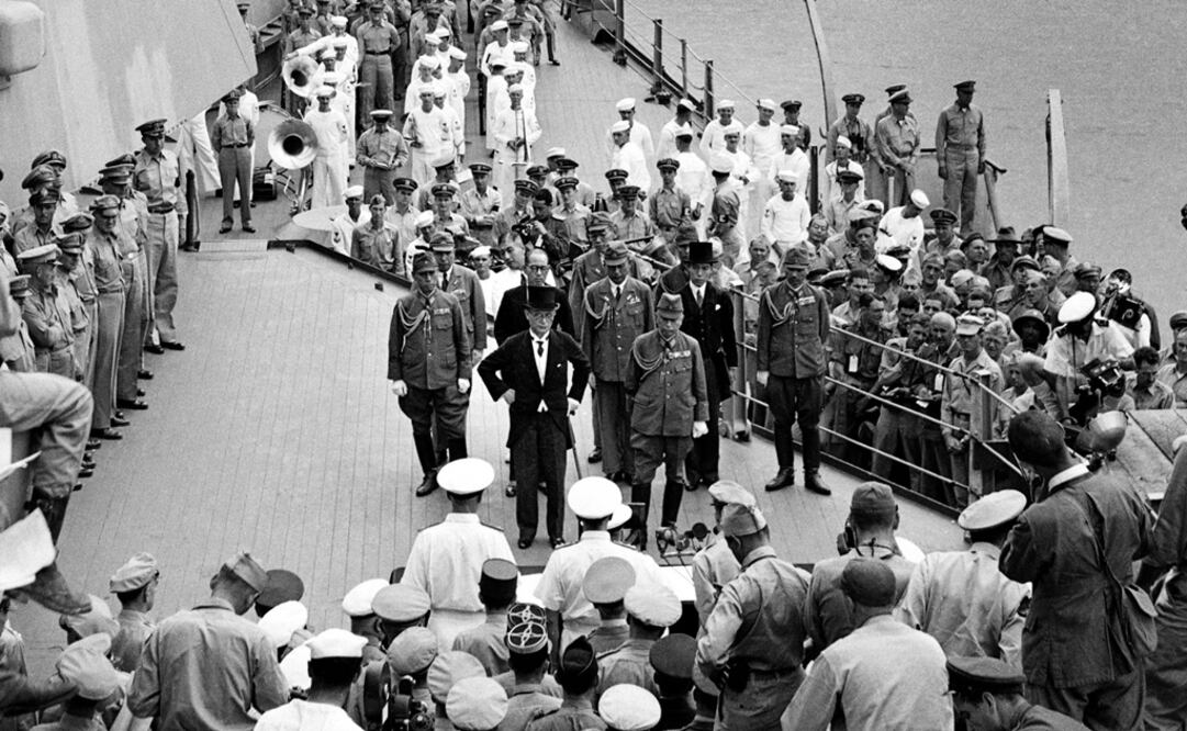 Funcionarios japoneses forman un grupo que se encuentra con representantes de los aliados antes de firmar la rendición. Foto: AP Photo/Max Desfor, archivo