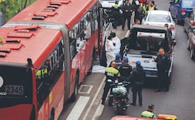 Intenta cruzar la calle y termina en el otro lado arrollada por el Metrobús en Hipódromo Condesa