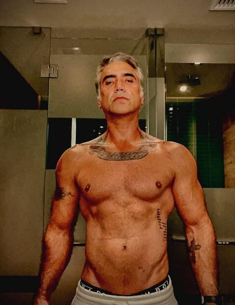 Ni el Covid le quitó el cigarro a José Eduardo Derbez