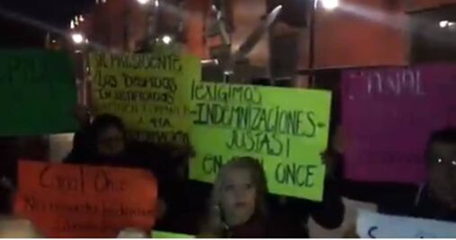 Despedidos de Canal Once se manifiestan en Palacio Nacional