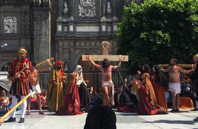 Crucifican a Jesús en el Zócalo de la CDMX