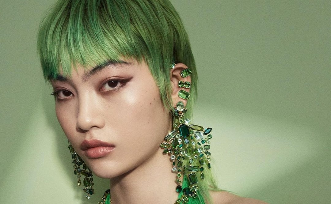 Los aretes maximalistas son capaces de elevar cualquier look esta temporada / Foto: Instagram @swarovski