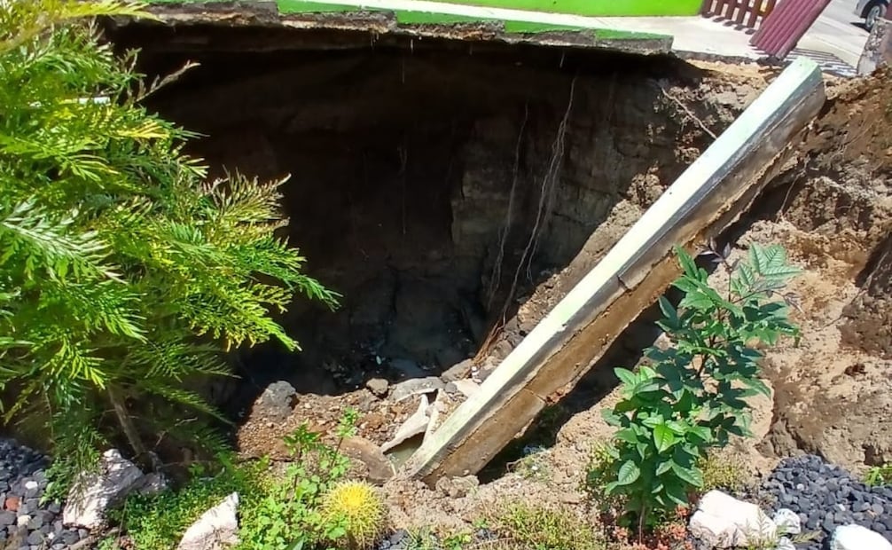 El jueves 9 de julio, en una tarjeta informativa se informó que el personal de drenaje inspeccionó y encontró una oquedad de ocho metros de largo y seis de ancho. | Foto: Especial.