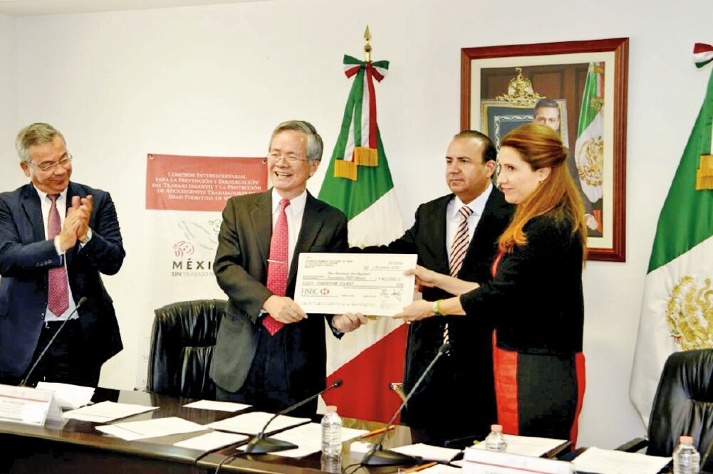 Durante la 11 Comisión Intersecretarial para la Prevención y Erradicación del Trabajo Infantil, el secretario del Trabajo y Previsión Social, Alfonso Navarrete Prida, dijo que esta actividad no resuelve la pobreza ni carencias familiares (ESPECIAL)