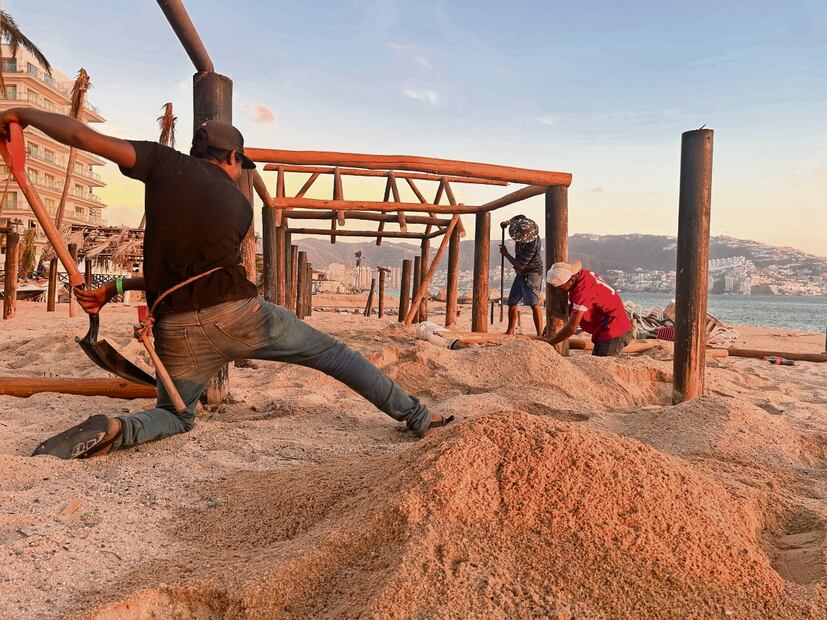 El trabajo no es sencillo: los equipos levantan una estructura por cada jornada de 10 horas. Foto: Iván Montaño / EL UNIVERSAL
