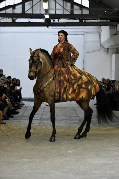 Presentan colección de moda inspirada en María Félix 