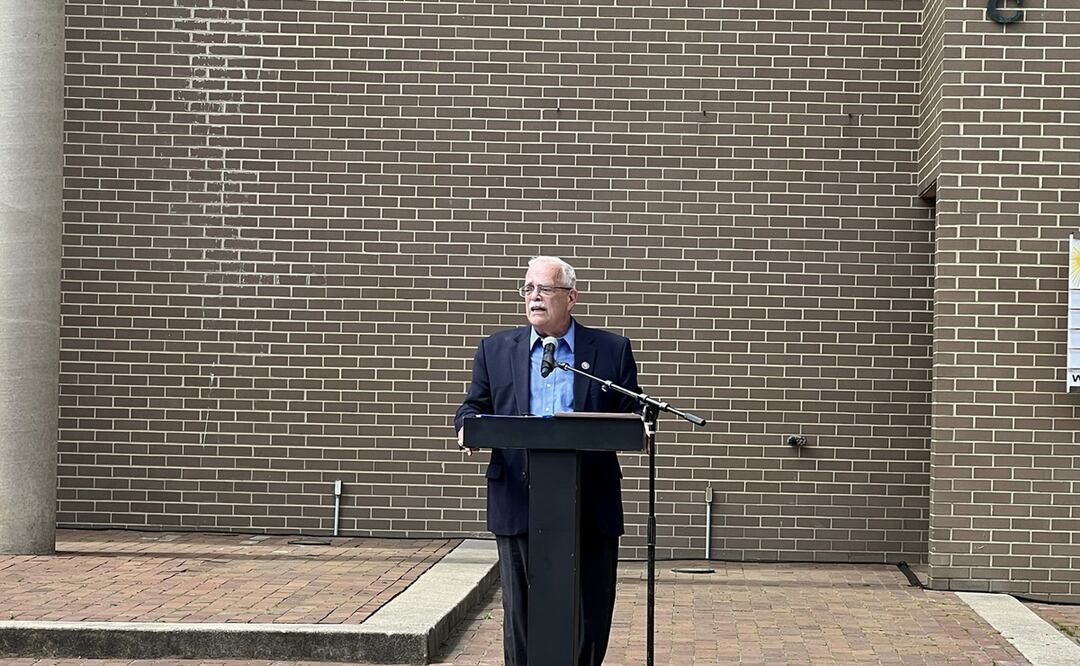 El representante Gerry Connolly habla en una conferencia de prensa. Foto: Twitter @GerryConnolly