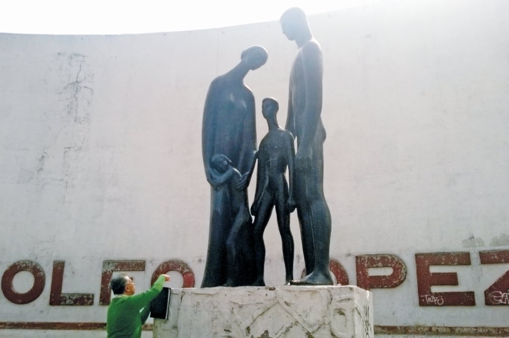 El Muro Amarillo, construido en 1963 por Mathias Goeritz, sirve como una pared rompevientos de 20 metros de alto por 90 de largo; sus revestimientos, que ahora presentan desprendimientos, miden cinco centímetros de espesor. (JUAN MANUEL BARRERA. EL UNI)