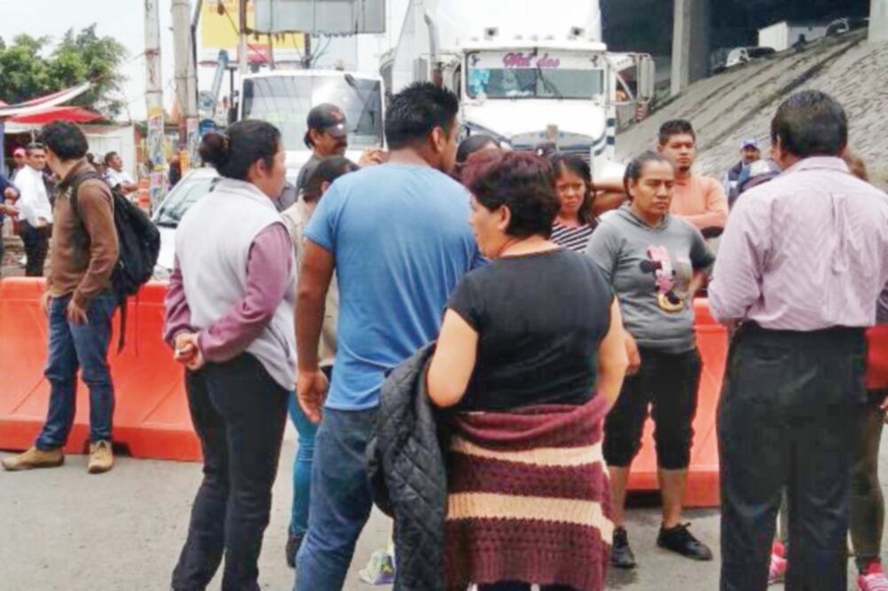 Molestia. Personas que perdieron sus trastos, ropa y muebles bloquearon dos horas la México-Querétaro. (ESPECIAL)