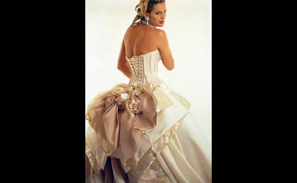 Esta fotografía de Carmen Campuzano modelando un vestido de Héctor Terrones es la que el propio diseñador consideraba la imagen más icónica de su marca. 1998. Archivo Héctor Terrones.