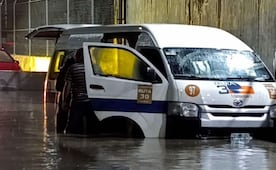 Mueren seis pasajeros por presunta fuga de gas en Tultitlán; unidad quedó varada entre las inundaciones