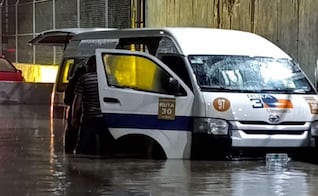 Mueren seis pasajeros por presunta fuga de gas en Tultitlán; unidad quedó varada entre las inundaciones