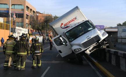 Camión pierde el control y choca contra muro en calzada de Tlalpan