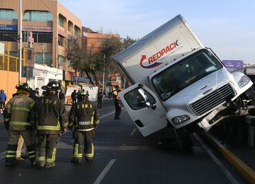 Camión pierde el control y choca contra muro en calzada de Tlalpan