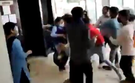 Familiares de paciente muerto por Covid-19 en India agreden a personal médico