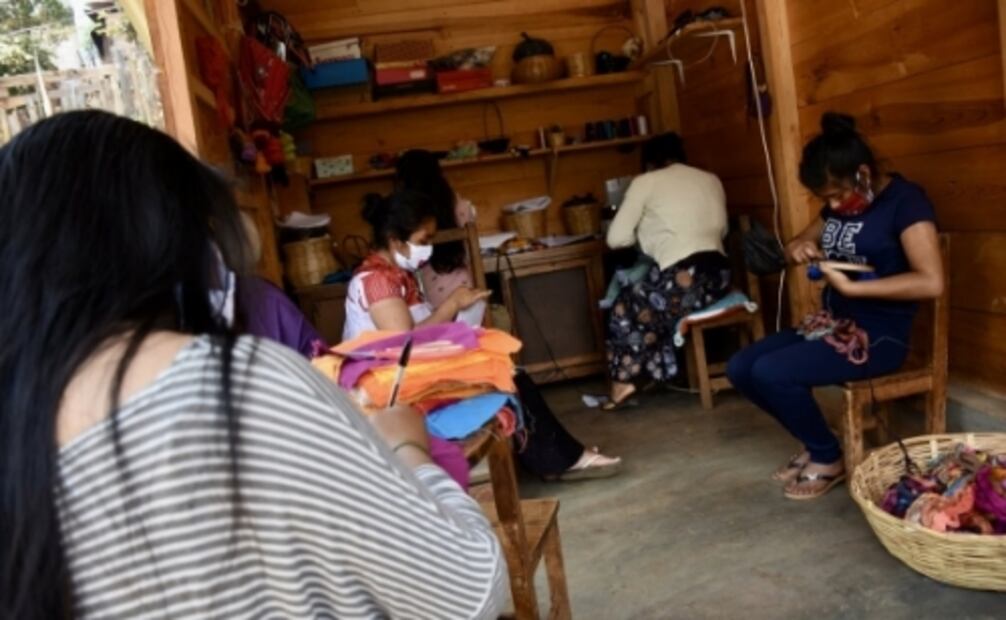 Artesanas plasman su ingenio con cubrebocas