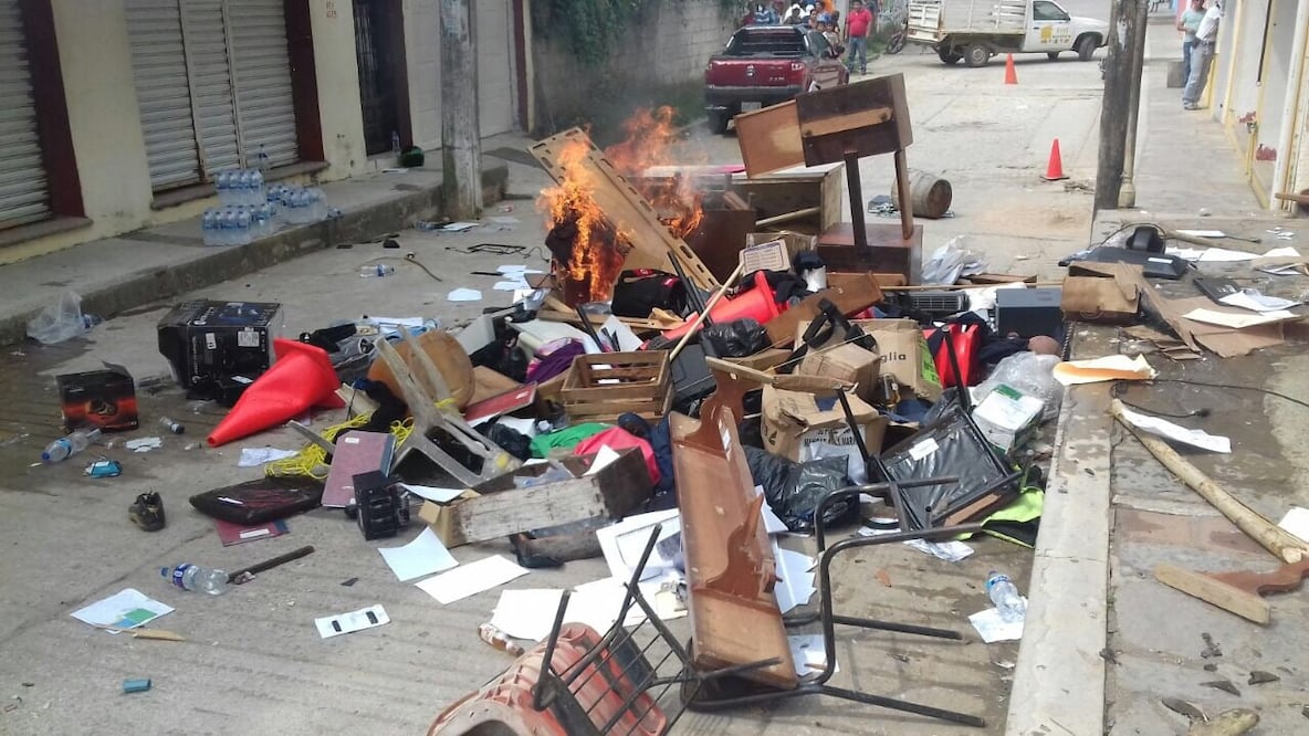 Pobladores de Tecpatán irrumpieron en oficinas de gobierno y quemaron muebles y papelería (Foto: Especial)