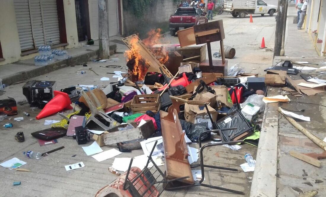Pobladores de Tecpatán irrumpieron en oficinas de gobierno y quemaron muebles y papelería (Foto: Especial)