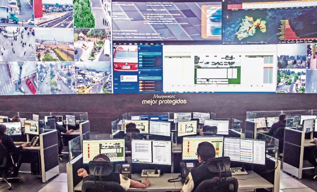 Los operadores del C5; la empresa SeguriTech, de Ariel Picker, menciona que el Edomex tiene capacidad para 50 mil cámaras. (Fotos: Yadín Xolalpa)