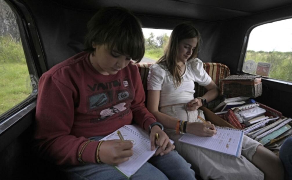 Familia regresa a casa tras 22 años viajando en auto