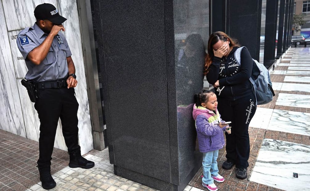 Una imagen de Carol Guzy se volvió viral: muestra a un guardia que llora ante el sufrimiento de una pequeña y su madre, cuyo esposo fue detenido. Foto: CAROL GUZY, ZUMA PRESS, IWITNESS, FOR MIAMI HERALD