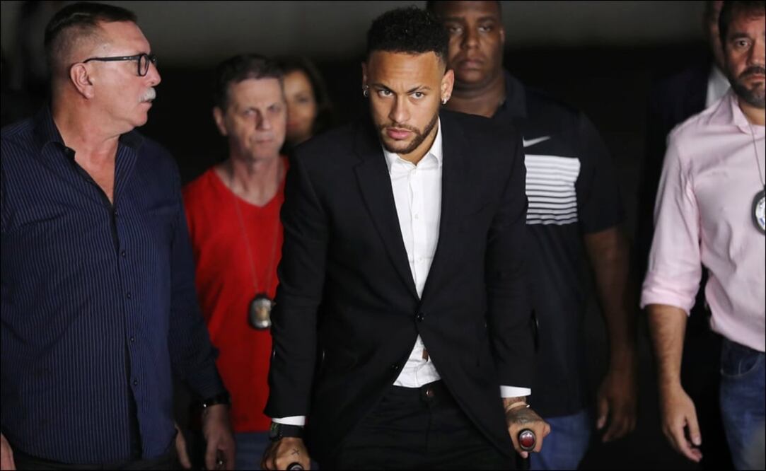 Neymar a la salida de la comisaría de Sao Paulo. Foto: Reuters