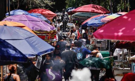 FOTOS: Así es el comercio informal en la Alameda Central; “parece un tianguis”, asegura subsecretario