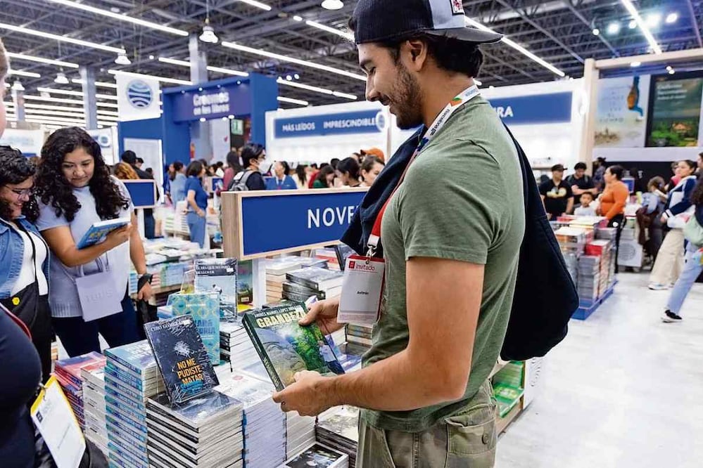 El jueves había alrededor de 14 libros; ayer domingo, se sumaron diez pilas de 18 libros cada una. Foto: Hugo Salvador / EL UNIVERSAL