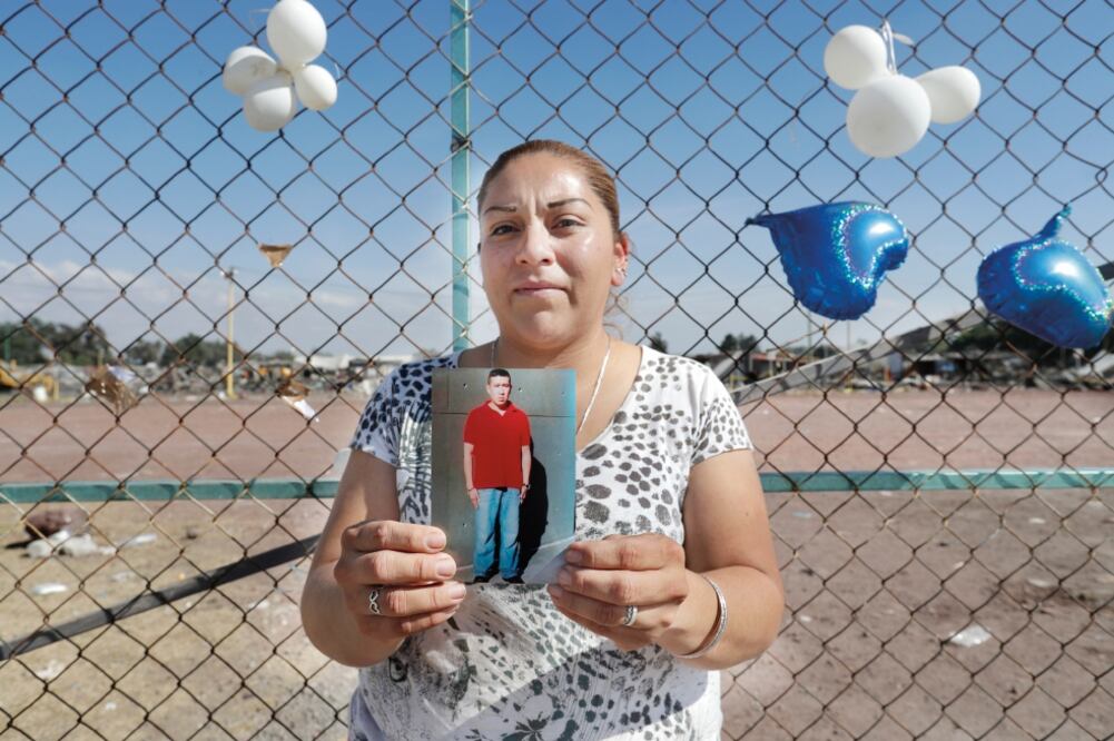 'La Güera', como también la conocen, iba a ir a pagar unas cuentas al pasillo 2 del mercado pirotécnico, lugar donde supuestamente inició el fuego, pero el militar le insistió en que ella lo atendiera: “Me salvó la vida”, recalca. (IVAN STEPHENS)