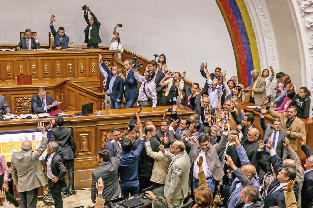 Legisladores venezolanos discuten durante la sesión de ayer (XINHUA)