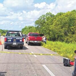 Comando ataca camioneta; mueren ocho