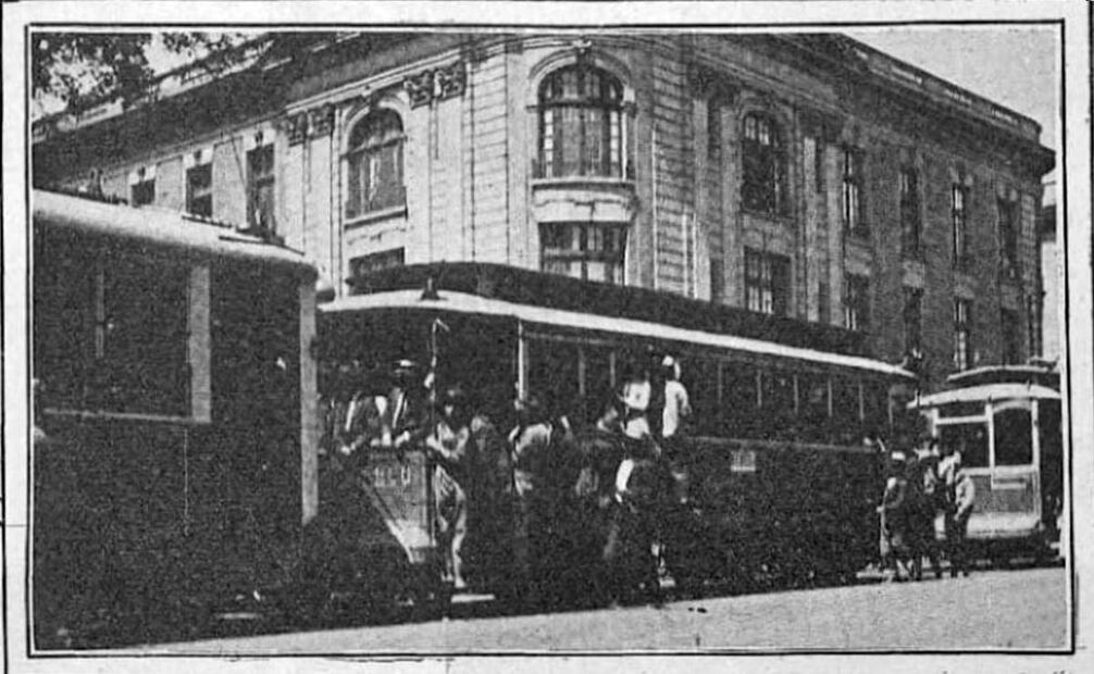 Fotografía mostrada en EL UNIVERSAL ILUSTRADO de 1923, con un tranvía capitalino a su máxima capacidad y con pasajeros casi colgando de sus vagones. Según el semanario, “cuando los trenes caminan así, de ‘bote en bote’, es cuando hay más peligro de accidentes de tránsito”. Foto: Hemeroteca EL UNIVERSAL.