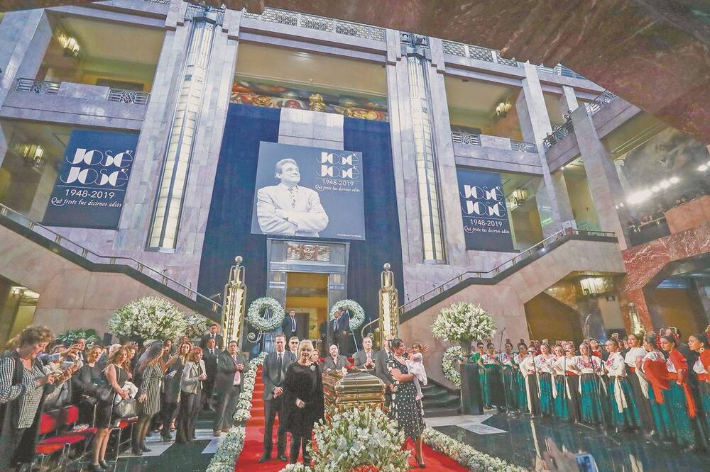En el Palacio de Bellas Artes, las autoridades brindaron un homenaje póstumo al Príncipe de la canción, el 9 de octubre de 2019. Foto: ARCHIVO EL UNIVERSAL