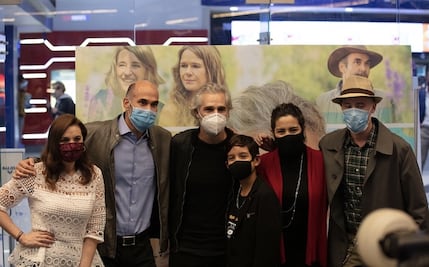 "El club de los idealistas" acuden a función especial con tapabocas