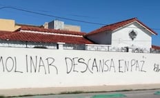 Vandalizan casa del senador de Morena, Javier Corral en Ciudad Juárez; dejan mensajes y arreglo funerario afuera del inmueble