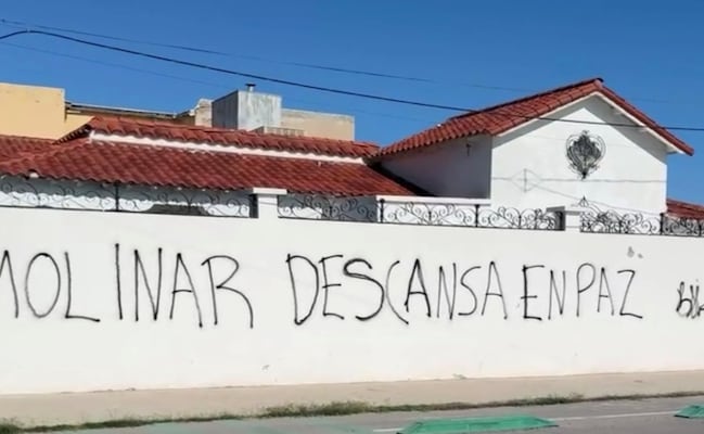 Vandalizan casa del senador de Morena, Javier Corral en Ciudad Juárez; dejan mensajes y arreglo funerario afuera del inmueble