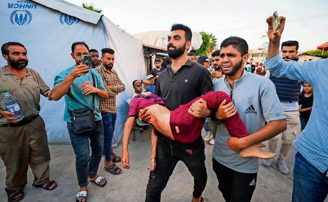 Palestinos llevan a un familiar herido en un bombardeo israelí en la Franja de Gaza. Foto: Abdel Kareem Hana | AP