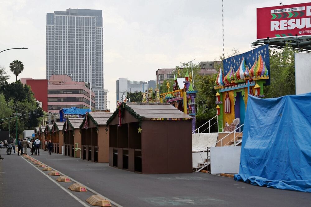 Los puestos de comida y escenarios para fotografías con Santa Claus y los Reyes Magos ya fueron colocados. Foto: Iván Montaño / EL UNIVERSAL