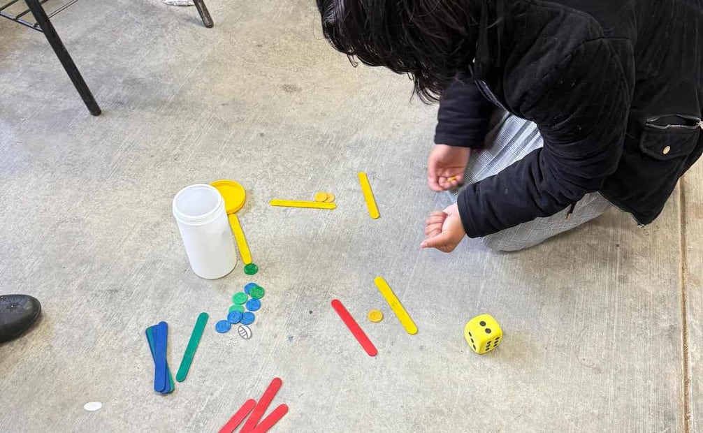 La maestra Herminia busca que los niños y niñas recuperen un sistema de numeración fue clave para entender calendarios, tiempos y medir los fenómenos de la bóveda celeste. Foto: cortesía Herminia Hernández.
