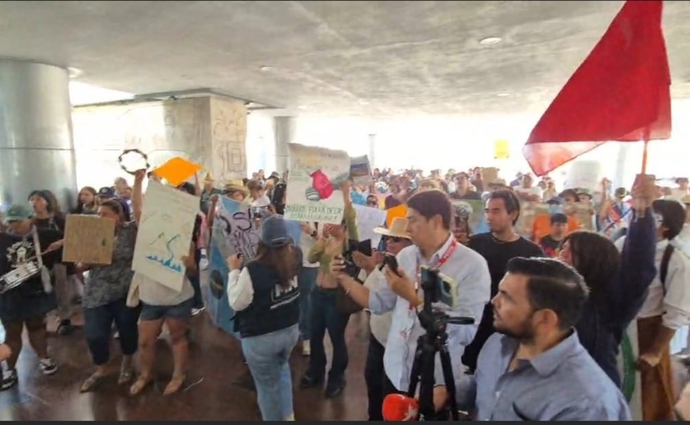 Al menos 200 personas, entre rancheros, activistas, ambientalistas y estudiantes, exigieron una audiencia con el gobernador, Víctor Castro Cosío.
Foto: Especial.