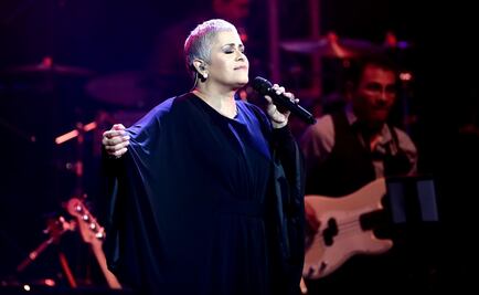 Eugenia León deleita con velada de música y poesía 