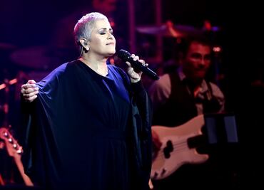 Eugenia León deleita con velada de música y poesía